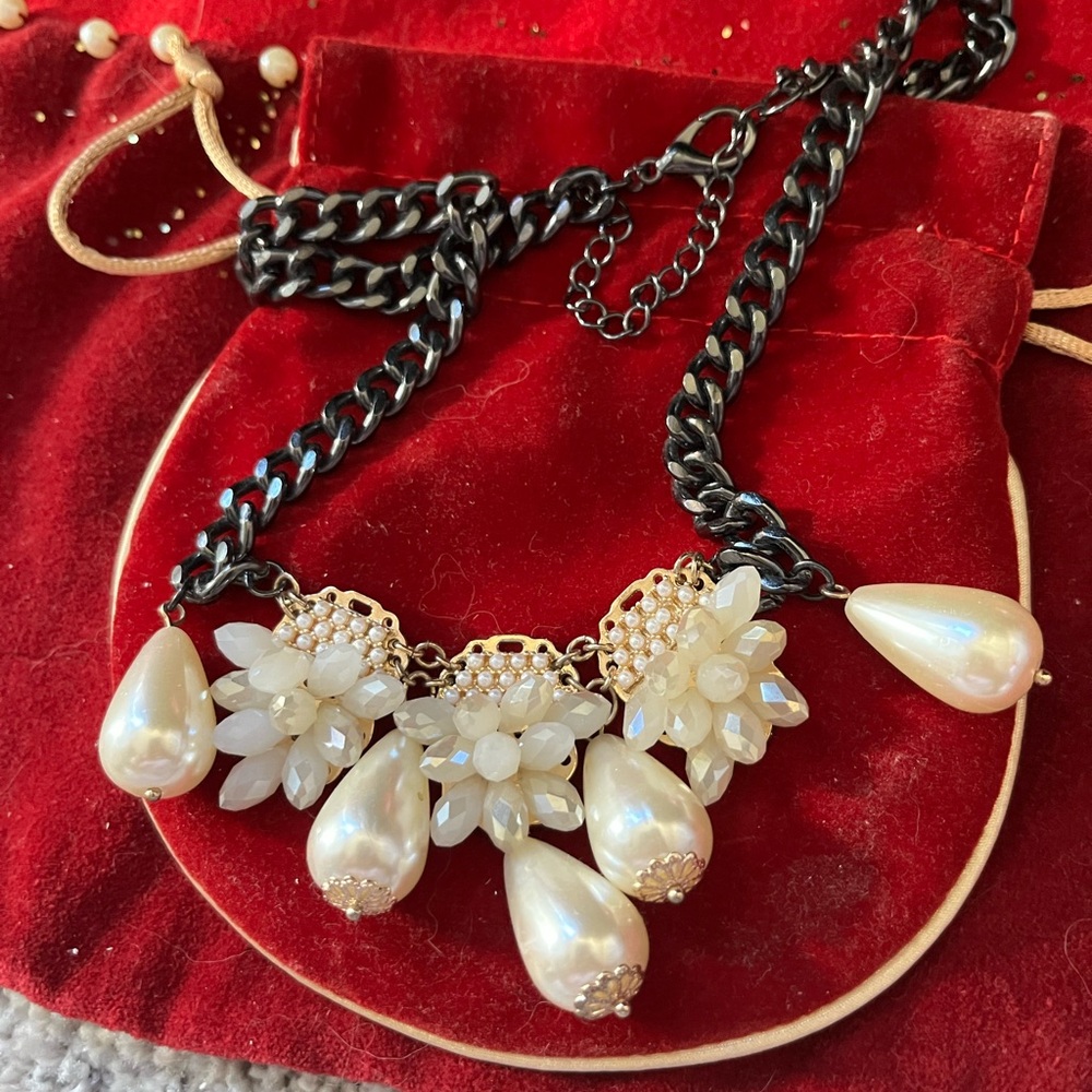 Whit House Black Market necklace
